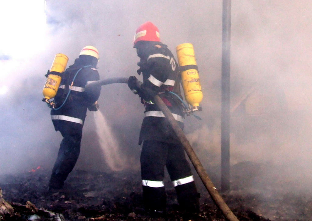 Suceava: Incendiu la o cabană unde mai mulţi tineri sărbătoreau un majorat