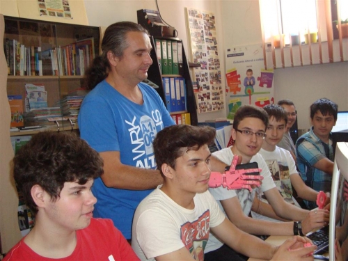Botoşani: Braţ humanoid realizat de Elevii Cercului de fizică aplicată de la Palatul copiilor