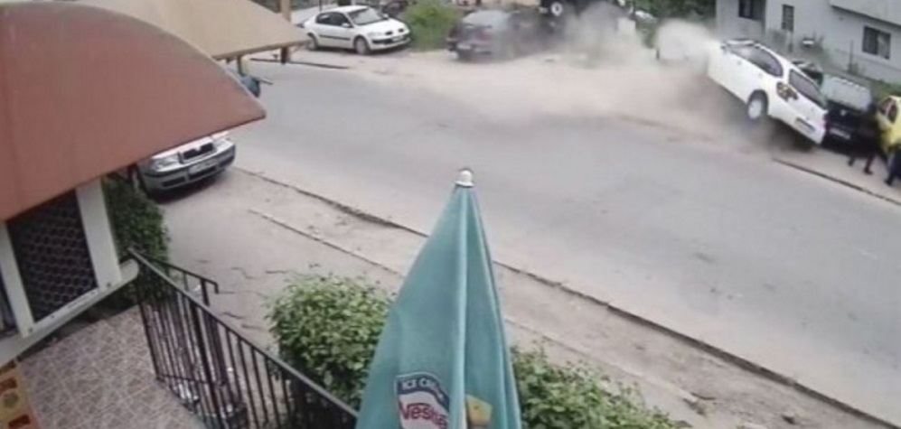 (FOTO) CRAIOVA: Grav accident de circulaţie din cauza vitezei. O persoană a murit