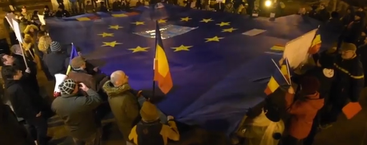 (VIDEO) Protest inedit la Galați cu desfășurarea steagului UE