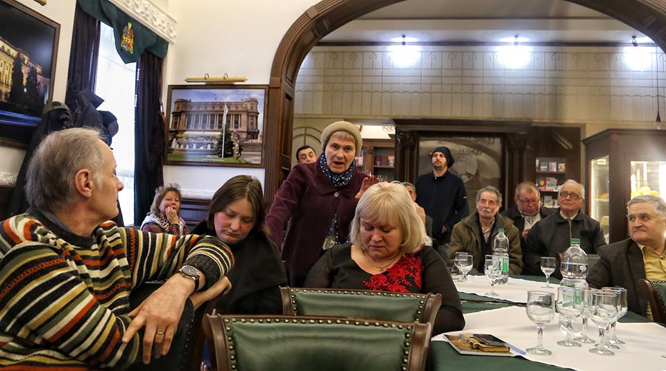 Intâlnirile cenaclului ”Mașina cu poeți” . Foto credit: Nicolae Hauca