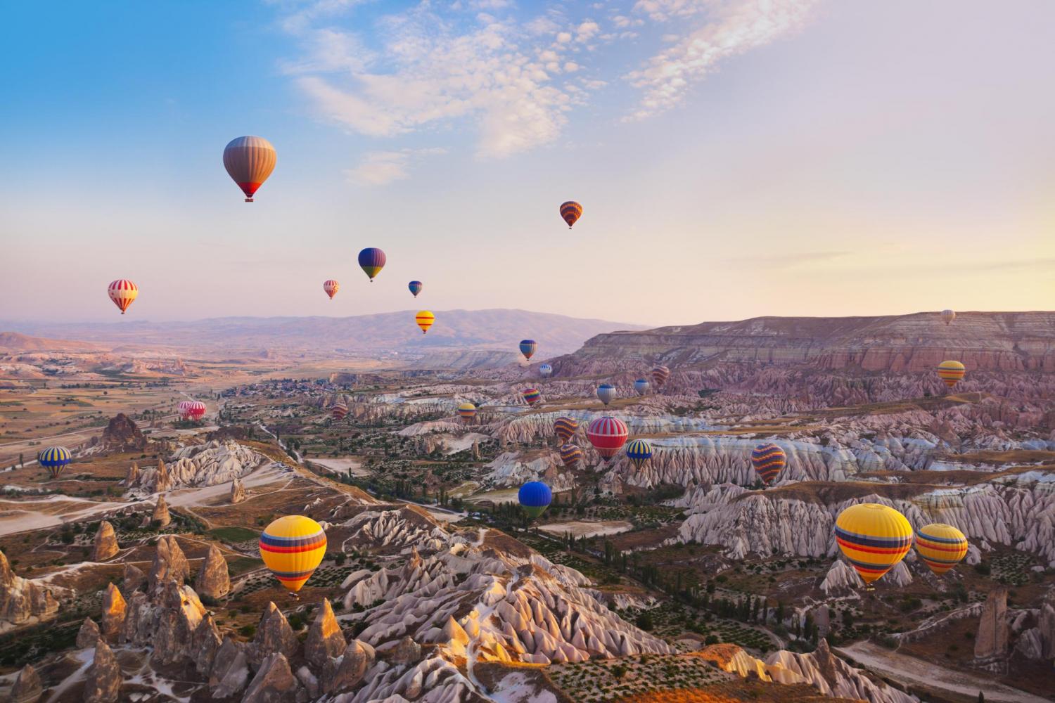 Turcia: Trei baloane cu aer cald transportând turiști au aterizat forțat în Cappadocia; cel puțin 49 de răniți