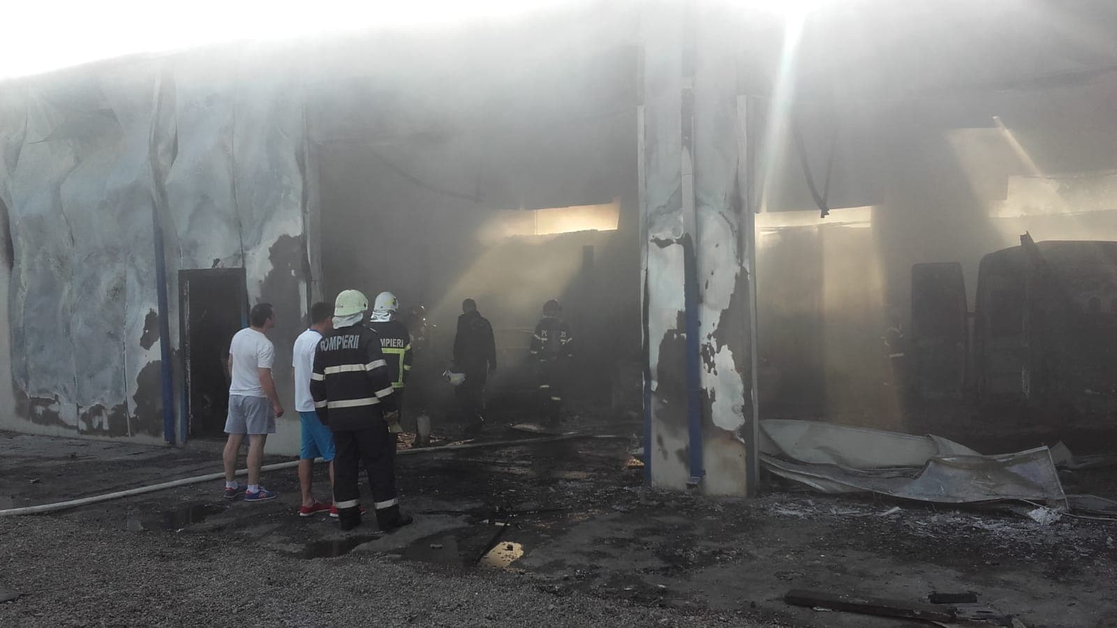 (UPDATE/FOTO) Vrancea:Nouă autoturisme au ars la Adjud, în urma unui incendiu la un service auto (UPDATE/FOTO) Vrancea:Nouă autoturisme au ars la Adjud, în urma unui incendiu la un service auto