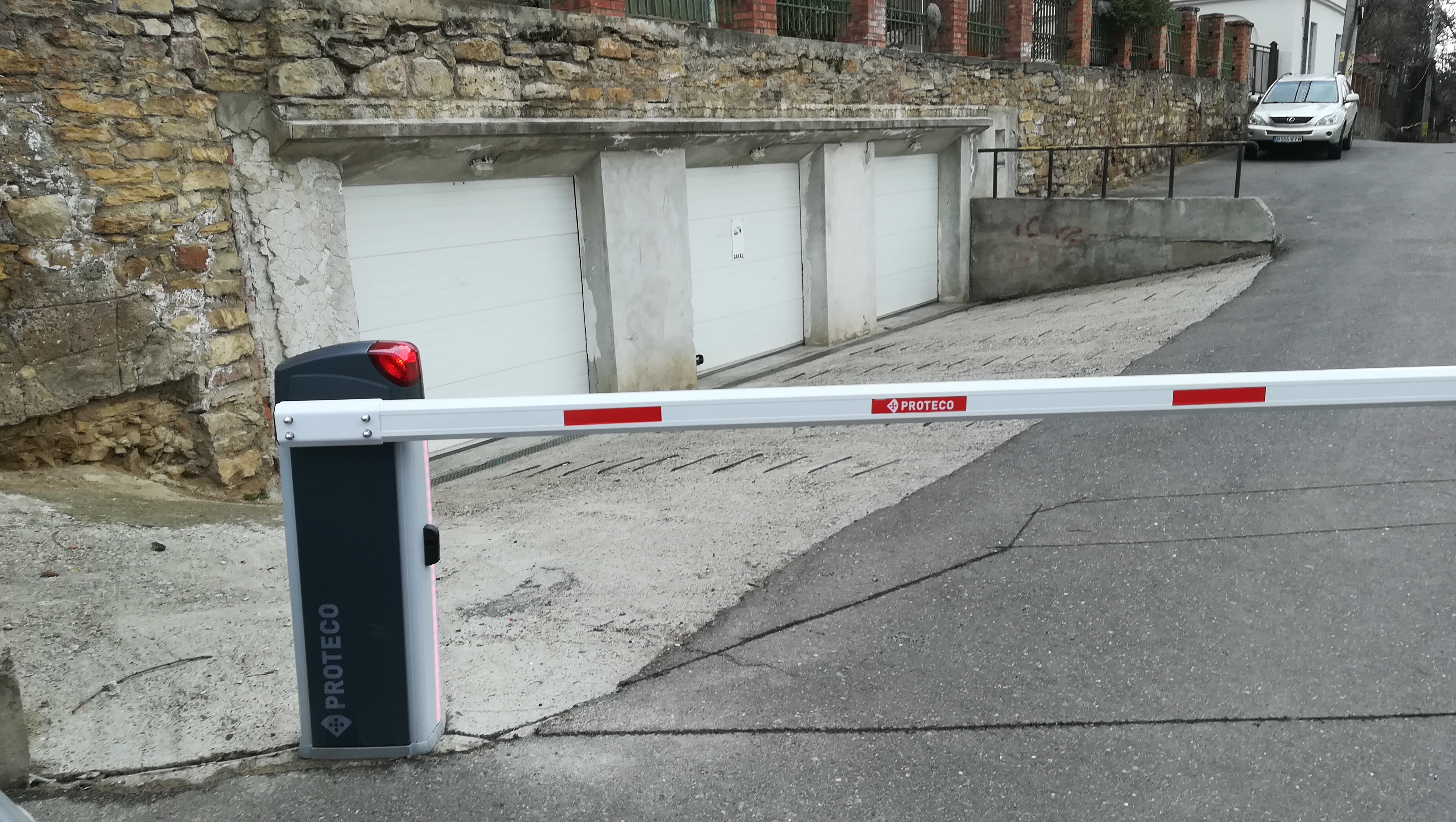 Tribunalul Iași: barierele din campusul Tudor Vladimirescu, montate ilegal