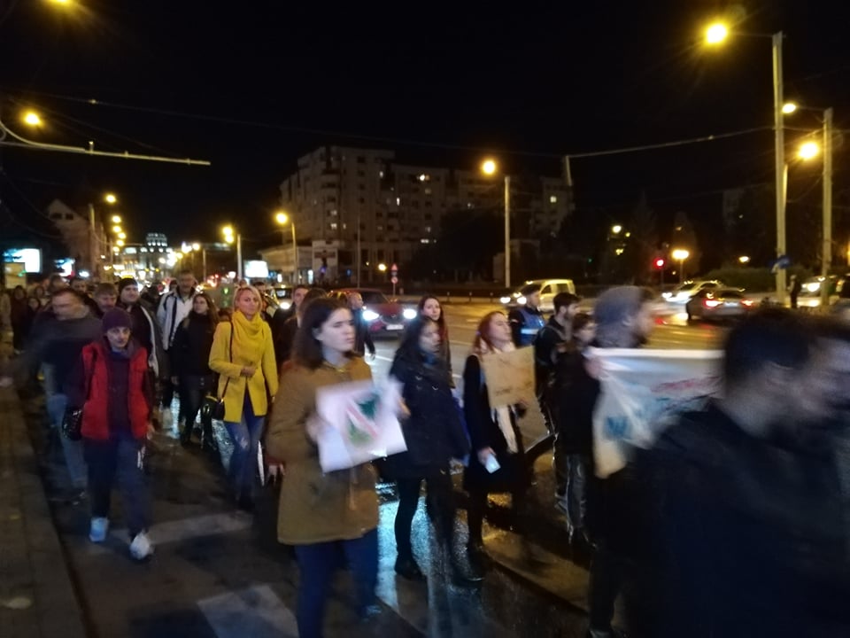Protest în faţa Tribunalului Bucureşti după decizia de respingere a redeschiderii anchetei în dosarul ’10 august’