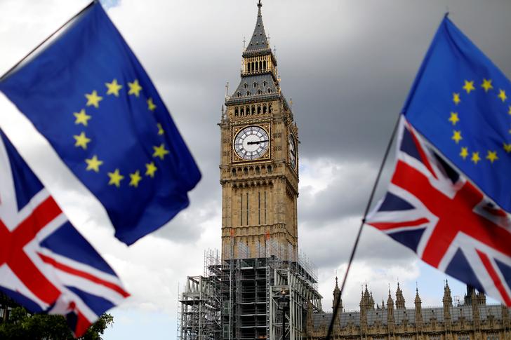 Un manifestant a incendiat drapelul UE la Londra în seara Brexitului; poliţia separă grupurile pro şi anti-Brexit