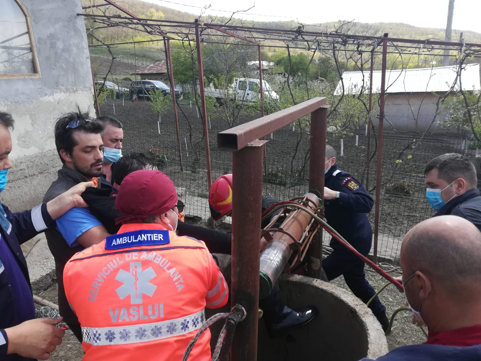 (FOTO) BÂRLAD: Un bărbat a fost salvat după ce a rămas blocat într-o fântână