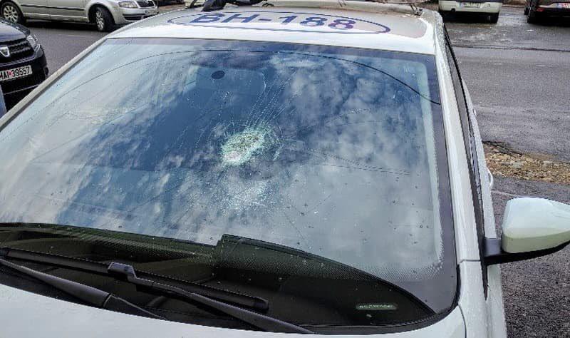 (FOTO) Bărbat reţinut după ce a spart geamurile maşinilor din parcarea Poliţiei Municipale Bârlad