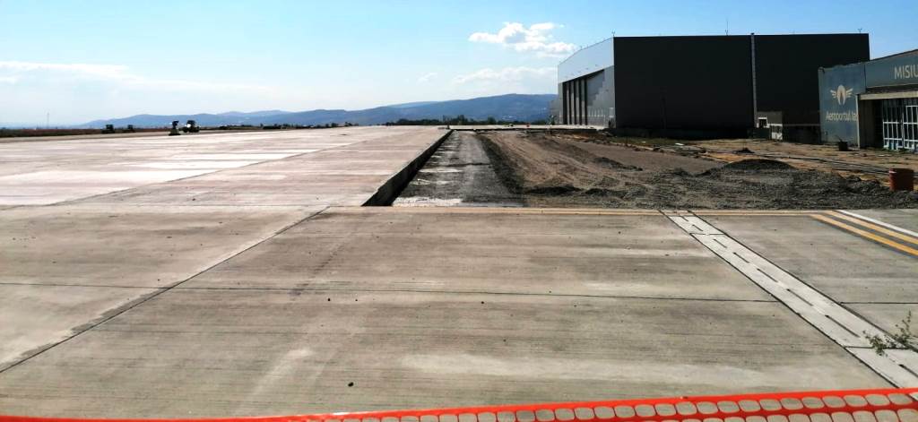 (AUDIO) La Aeroportul Iaşi a fost finalizată prima parte a platformei care va face legătura între hangarul Aerostar şi pistă