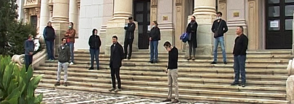 (AUDIO) IAȘI: Protest în fața Operei Naționale. Sindicatul ARTIS solicită demiterea managerului Beatrice Rancea
