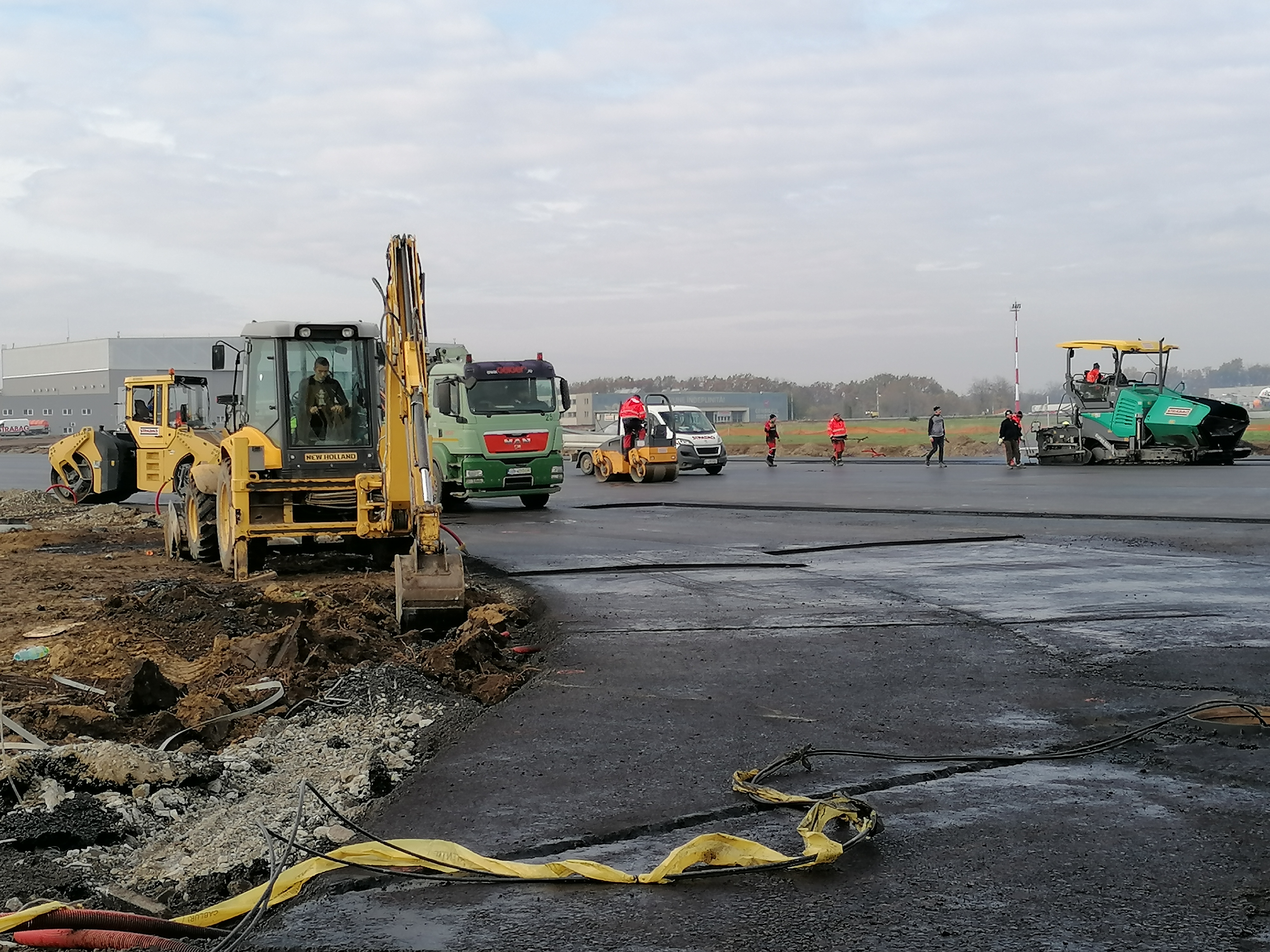(AUDIO/FOTO) Aeroportul IAŞI: Soluţii privind remedierea deficienţelor apărute la pista de aterizare – decolare