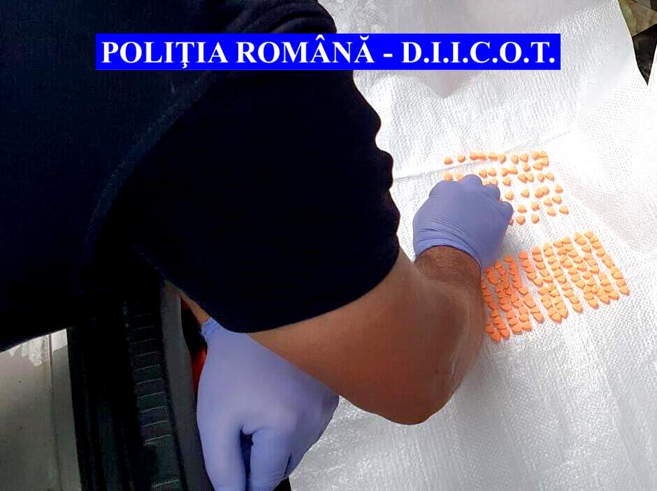 Traficaţi de droguri, reţinuţi pentru 24 de ore