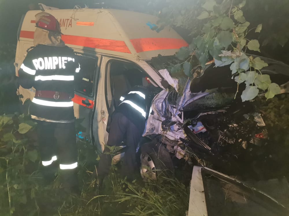 Neamţ: Patru răniţi într-un accident pe DN2, între un autoturism şi o ambulanţă