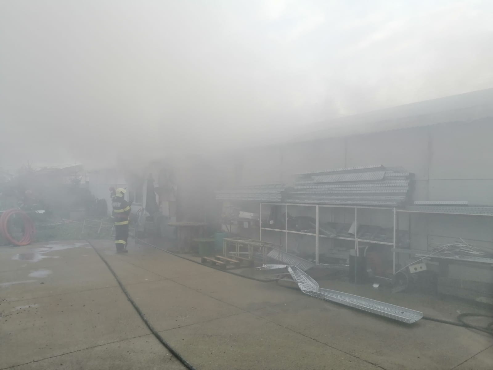 Neamţ: Hală cu echipamente electrice distrusă de un incendiu; pagubele sunt importante