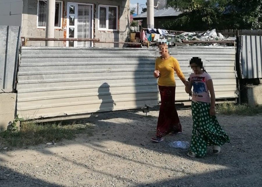 Sub ochii închiși ai autorităților, fenomenul mamelor minore crește de la an la an. Bulibașa: ”se vând copilele minore ca și cum ai merge la târg și ai lua o vacă cu vitel.” Sub ochii închiși ai autorităților, fenomenul mamelor minore crește de la an la an. Bulibașa: ”se vând copilele minore ca și cum ai merge la târg și ai lua o vacă cu vitel.”
