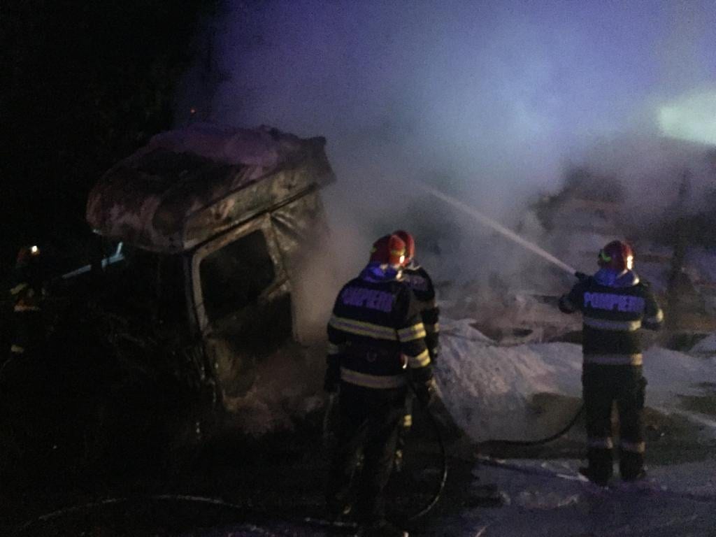Bacău: Un TIR din Ucraina, încărcat cu granule de PVC, a ars în urma unui accident produs pe E85