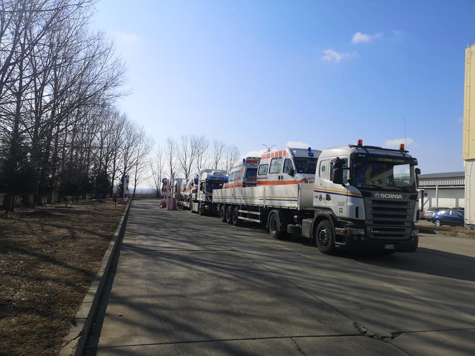 Suceava: Opt ambulanţe donate de Guvernul Italiei au fost trimise în Ucraina prin PTF Siret