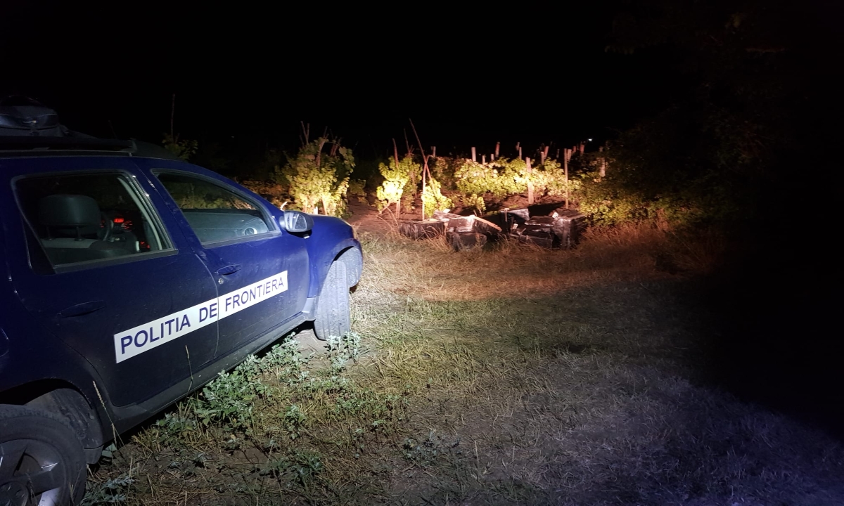Botoşani: Colete cu ţigări de contrabandă, aruncate dintr-o maşină urmărită de poliţiştii de frontieră
