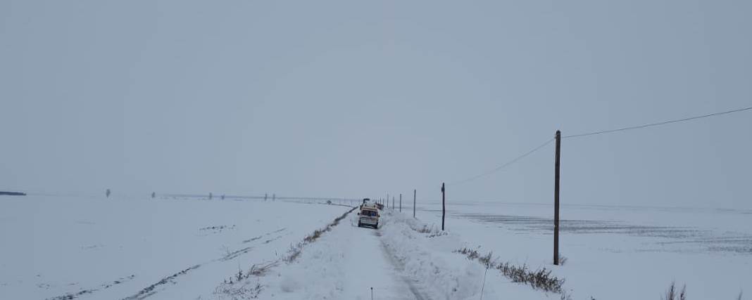 Galaţi: Autoturisme blocate pe drumuri judeţene; peste 1.300 de consumatori fără energie electrică