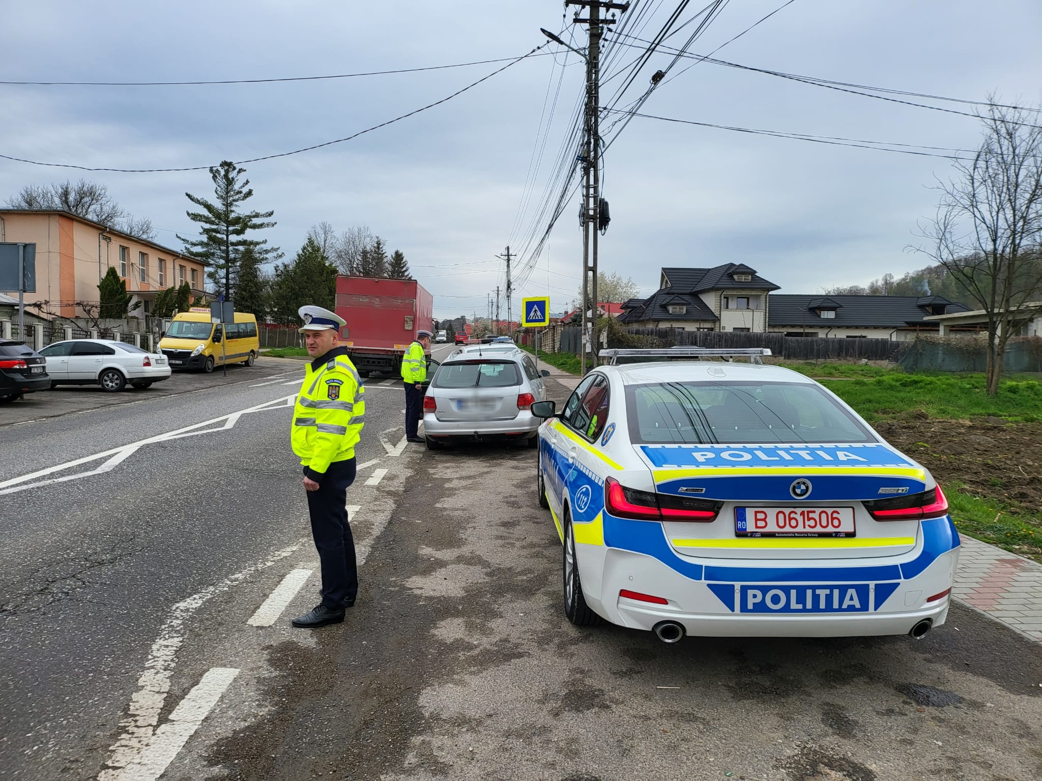 Bacău: Un şofer fără permis a fugit de poliţişti şi a comis un accident soldat cu trei victime