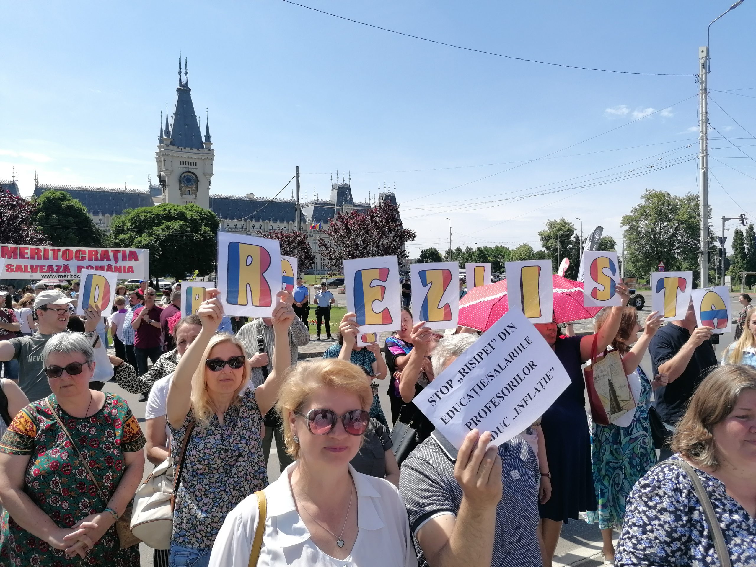 (AUDIO) Profesorii din toată țara ies astăzi în stradă. 24 de reprezentanți ai sindicatelor din învățământul vasluian participă la protest