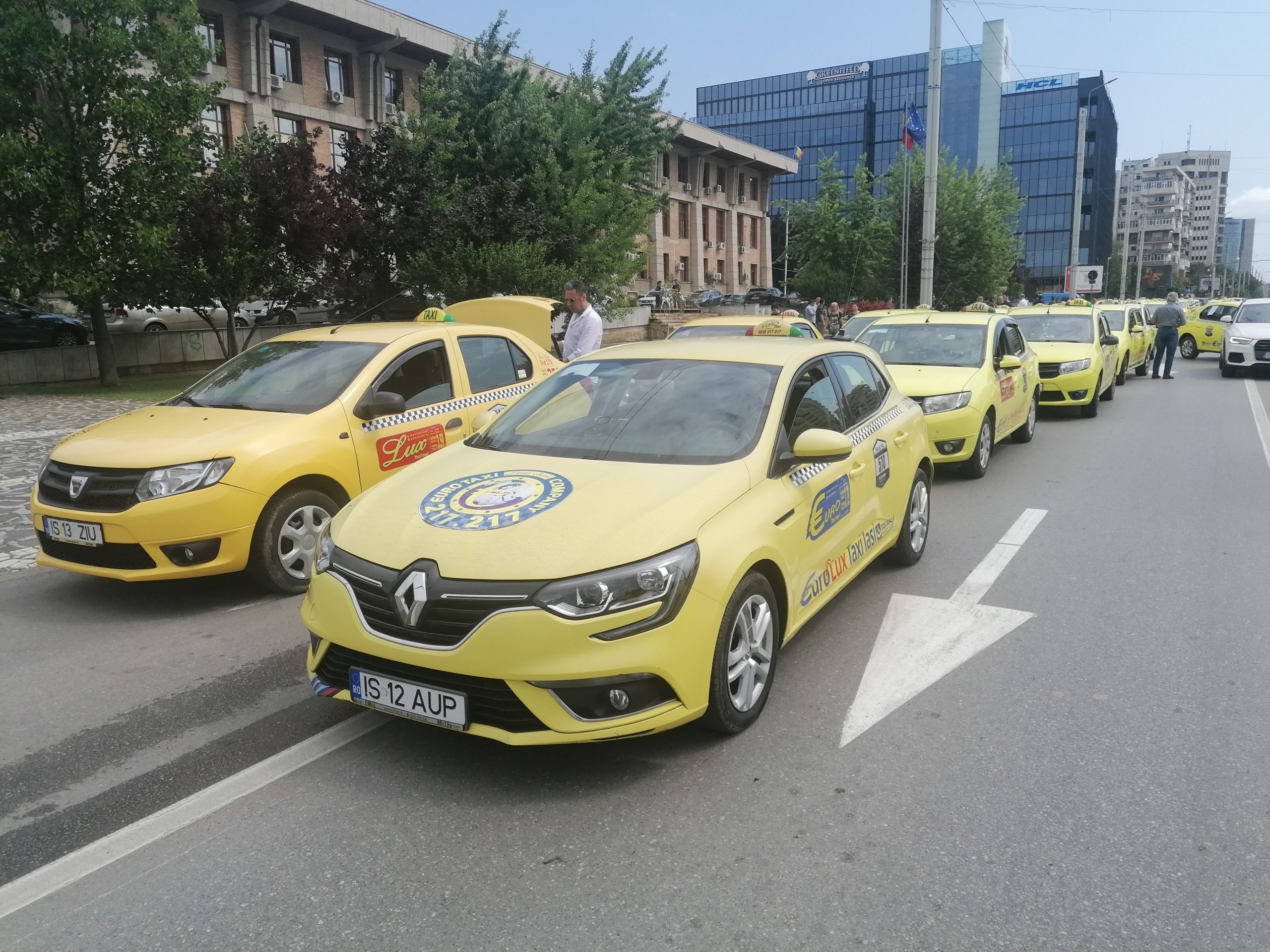 Protest al taximetriştilor împotriva concurenţei neloiale, în județe din Moldova