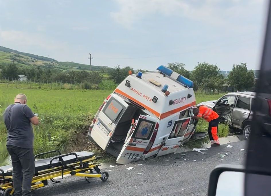 (FOTO) Accident rutier pe DN28B. O ambulanță a fost implicată în incident