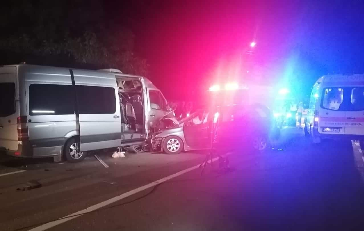 (FOTO) SUCEAVA: Cinci răniți după un impact violent între un microbuz și un autoturism