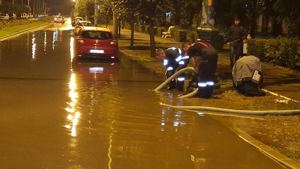(VIDEO) Vaslui: Pompierii din Huşi, solicitaţi să intervină după furtună