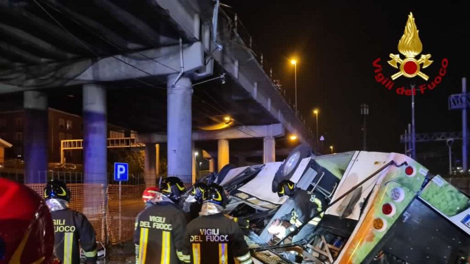 O familie de români cu doi copii se află printre victimele accidentului de autocar de lângă Veneţia