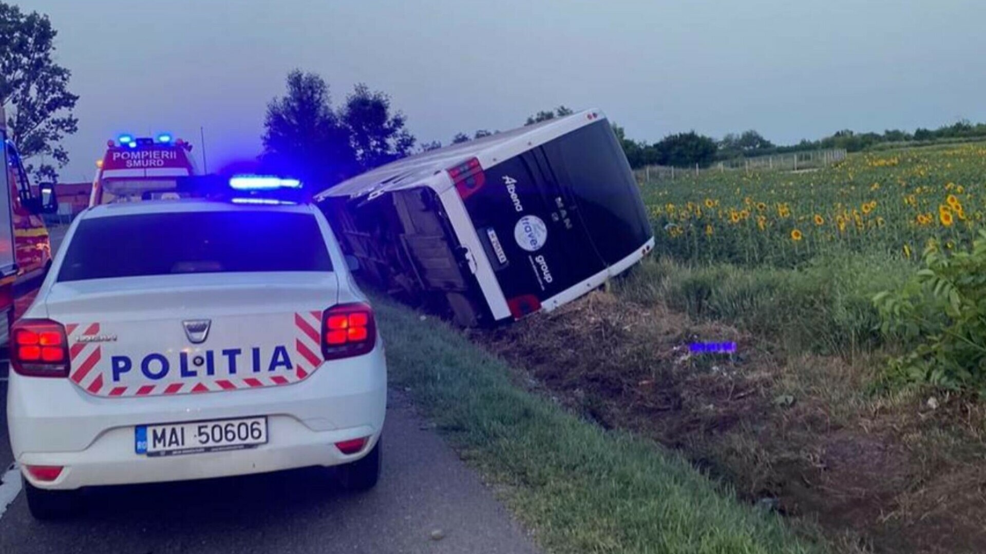 (FOTO) Autocar răsturnat pe DN2, în județul Vrancea