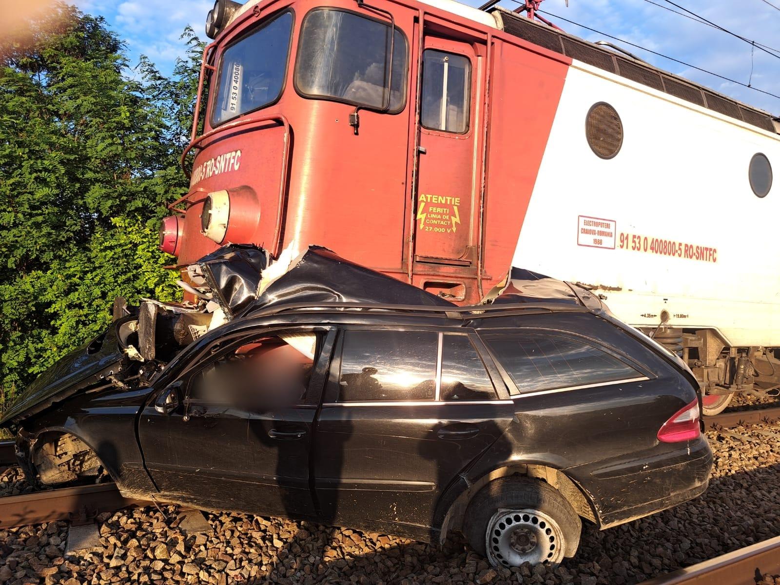 Suceava: Autoturism lovit de tren la o trecere la nivel cu calea ferată fără bariere; şoferul a murit