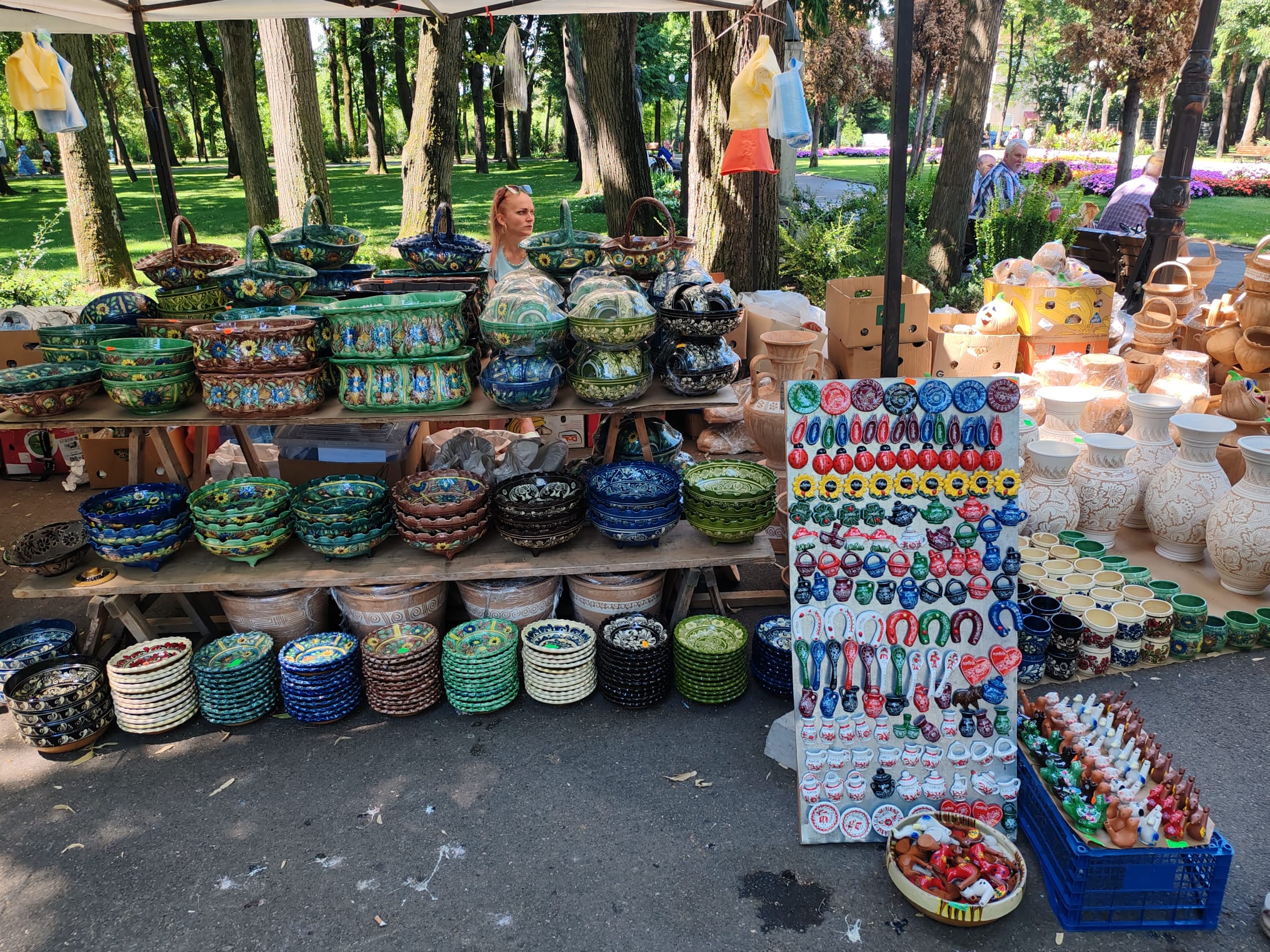 (FOTO/AUDIO) Târgul Național de Ceramică „Cucuteni 5000” revine în Parcul Copou din Iași