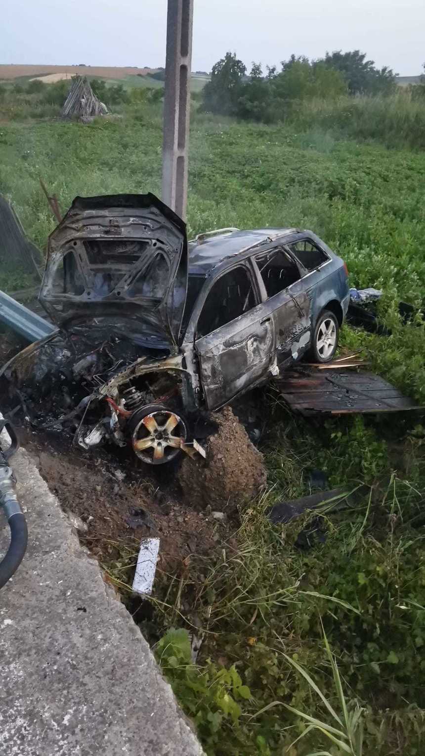 Botoşani: O maşină a luat foc după ce a fost implicată într-un accident rutier