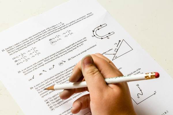 (AUDIO) Evaluarea Națională 2026: candidații spun că subiectele la Matematică au fost mai grele decât la simulare