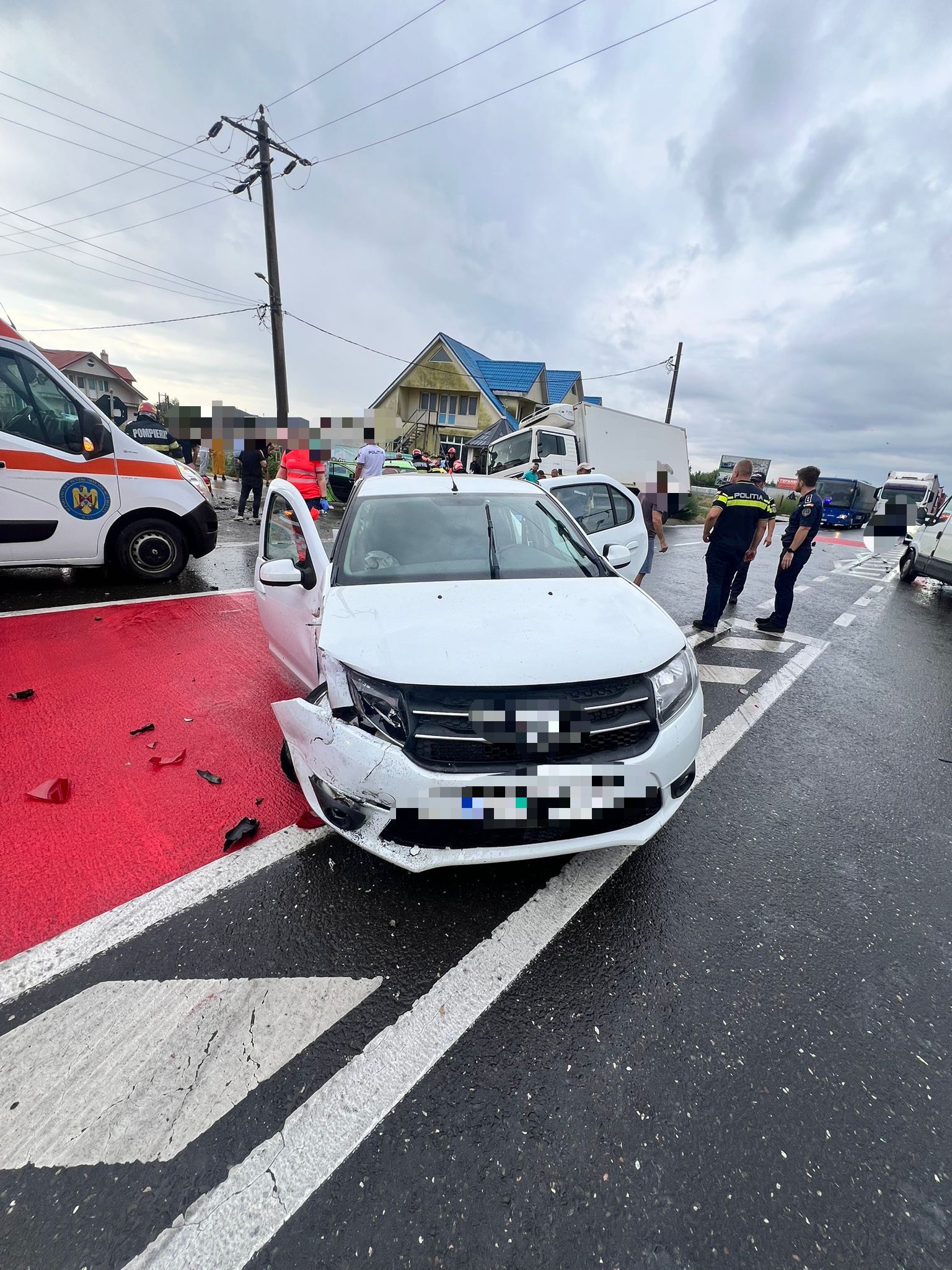 (FOTO) Vrancea: Un autoturism al IPJ, implicat într-un accident produs pe DN 2 – E85 şi soldat cu nouă răniţi