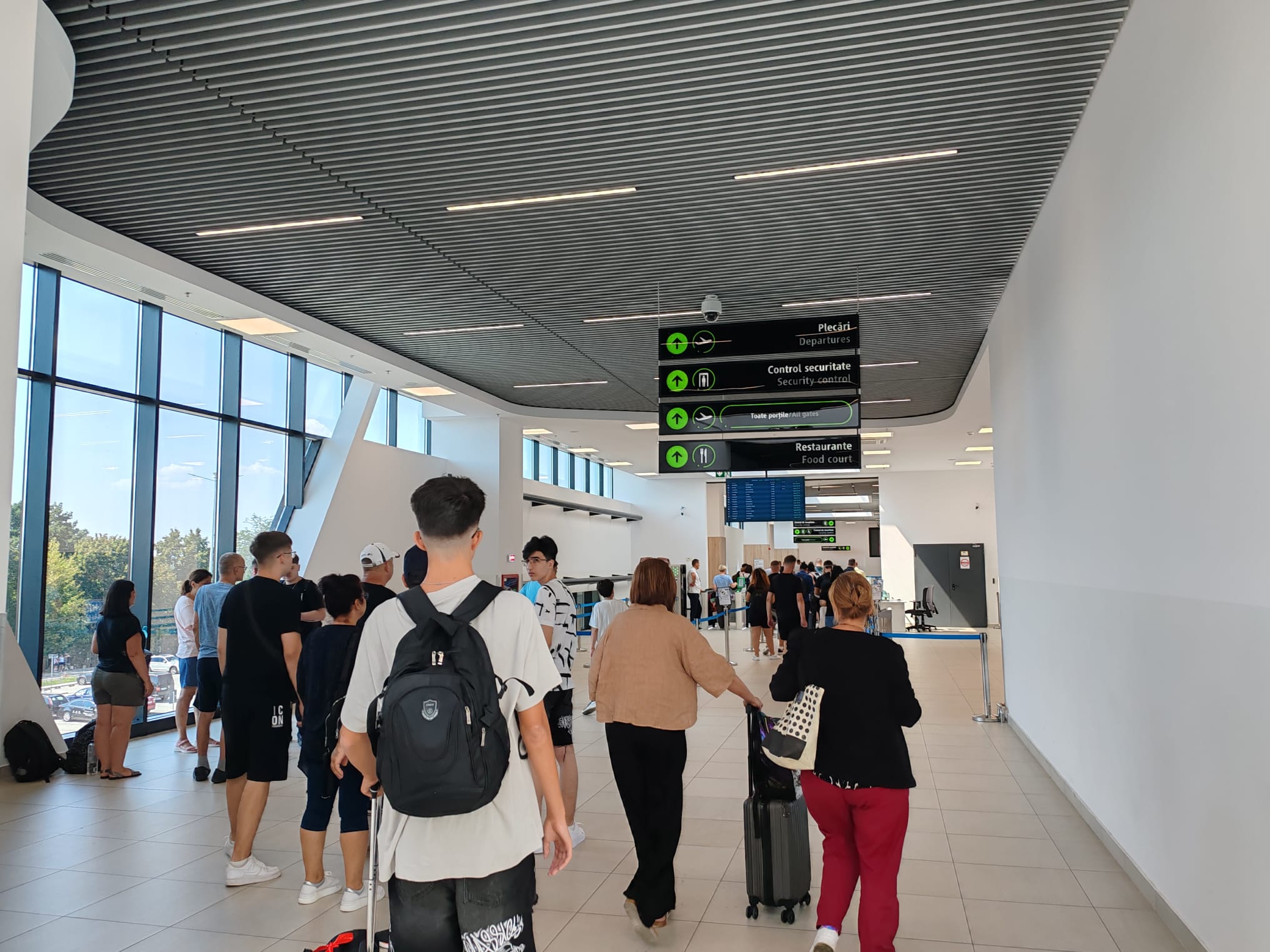 (AUDIO) 28 de elevi din Focșani, blocați în Dubai din cauza închiderii spațiilor aeriene în Orientul Mijlociu