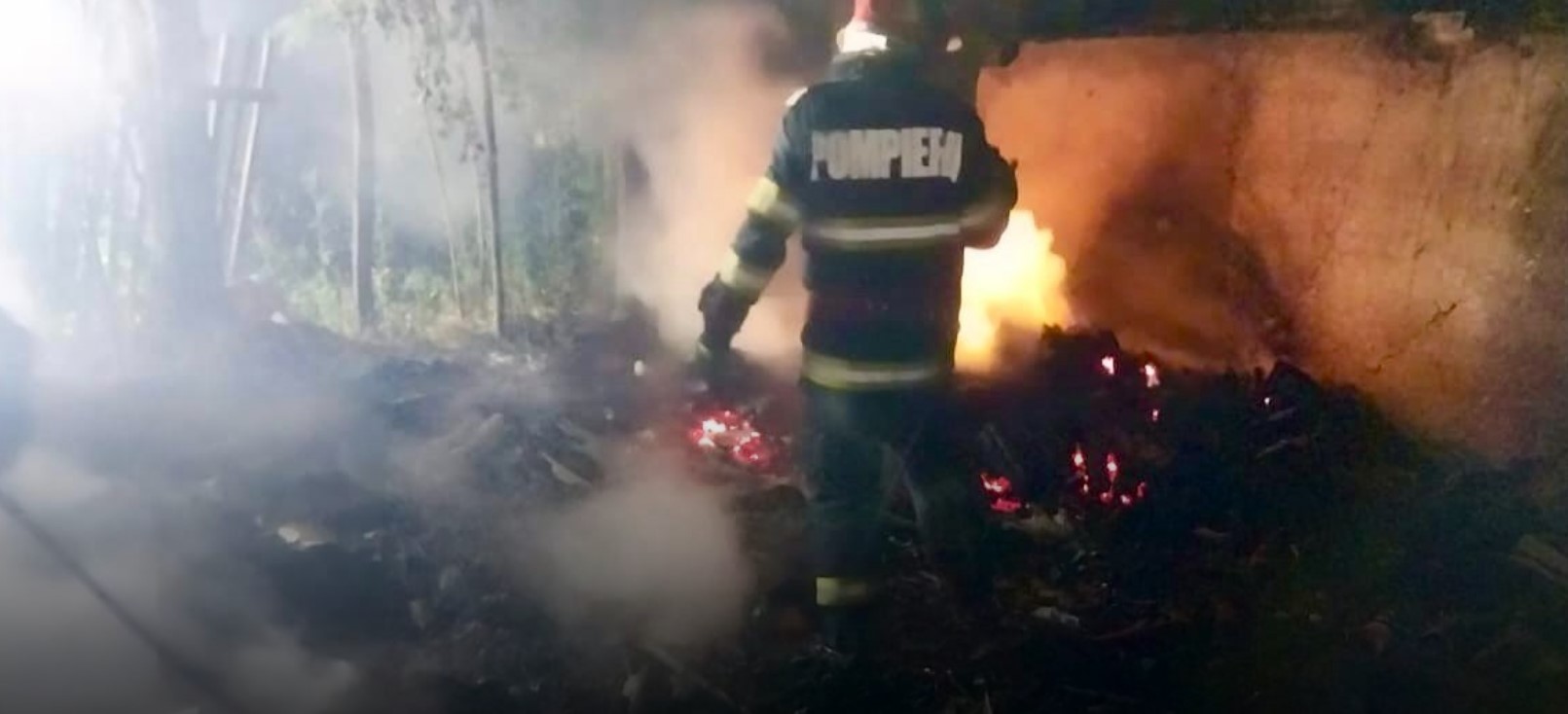 Botoşani: Incendiu provocat de un trăsnet într-o gospodărie din localitatea Hlipiceni