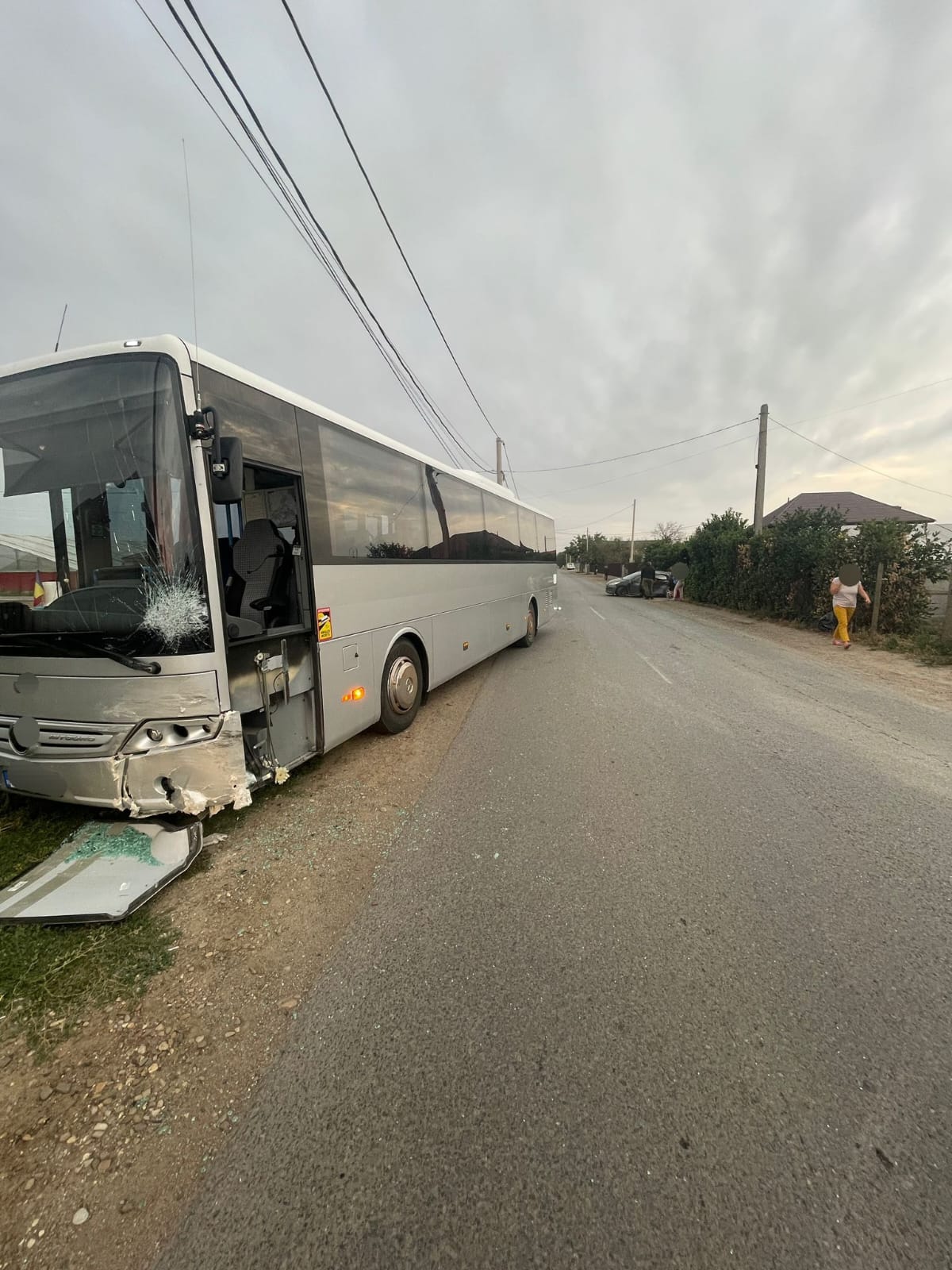 (FOTO) Galaţi: Autobuz plin cu elevi, implicat într-un accident rutier; niciun copil nu a fost rănit
