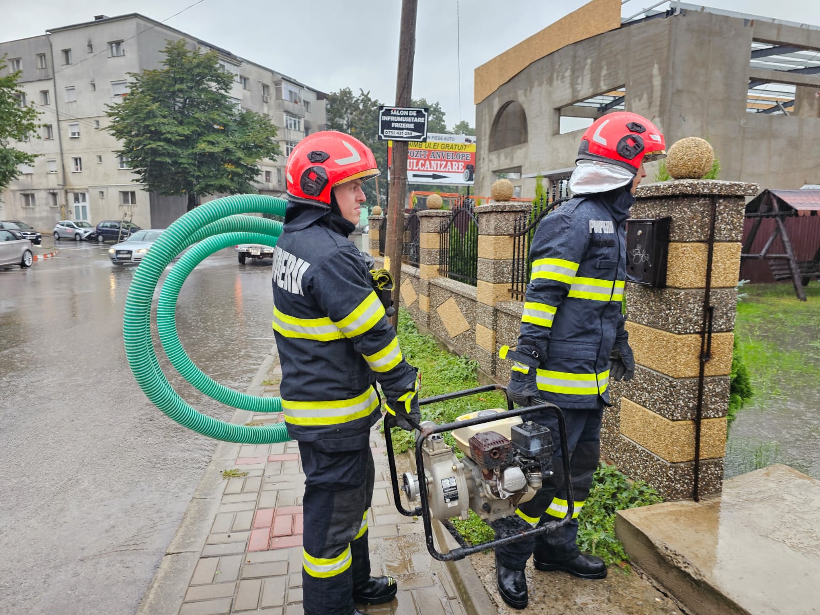În Suceava continuă operaţiunile de evacuare a apei, după ce două gospodării au fost inundate
