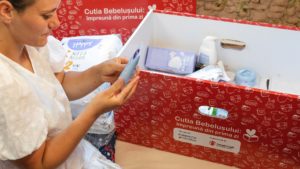 A început o nouă ediţie a programului „Cutia bebeluşului”, un proiect de sprijin pentru mame şi nou-născuţi
