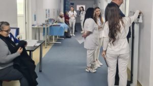 Policlinicile de stat vor putea avea program prelungit, pentru a se reduce numărul pacienţilor care se prezintă la unităţile de urgenţă