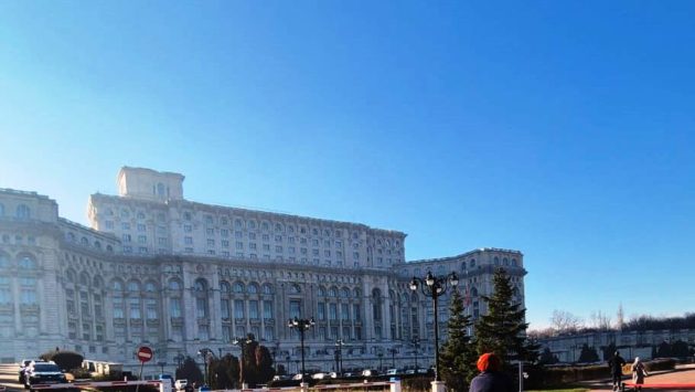 A început şedinţa comună a Parlamentului pentru prezentarea moţiunilor de cenzură depuse de opoziţie