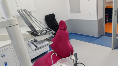 Peste 1.000 de servicii medicale fictive și un prejudiciu de 112.000 de lei. Medic stomatolog, reținut