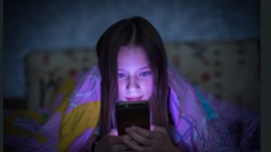 Franţa interzice reţelele de socializare pentru minorii sub 15 ani, o premieră în Europa