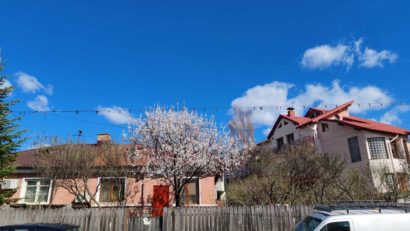 ANM: Temperaturi în scădere, precipitaţii şi vânt în mai multe regiuni ale ţării