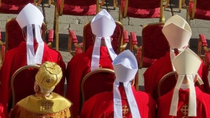 La Vatican începe miercuri procesul de alegere a unui nou şef al Bisericii Catolice, după moartea în urmă cu două săptămâni a Papei Francisc