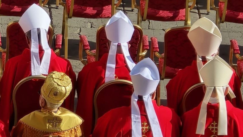 La Vatican începe miercuri procesul de alegere a unui nou şef al Bisericii Catolice, după moartea în urmă cu două săptămâni a Papei Francisc La Vatican începe miercuri procesul de alegere a unui nou şef al Bisericii Catolice, după moartea în urmă cu două săptămâni a Papei Francisc