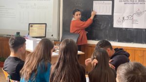 #StareaEducației (INTERVIU) Metoda ”KATA în clasă” promovată în tot mai multe școli din țară de Asociația ASCENDIS. Carmen Ciuraru: ”Este o metodă care  antrenează abilitățile de lucru în echipă, perseverența și ne ajută să vedem greșelile ca pe niște oportunități de învățare.”