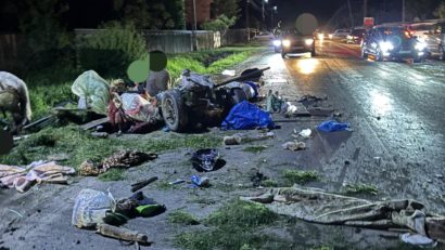 (FOTO) Neamţ: Trei copii şi patru adulţi aflaţi într-o căruţă, răniţi după ce un autoturism a acroşat atelajul